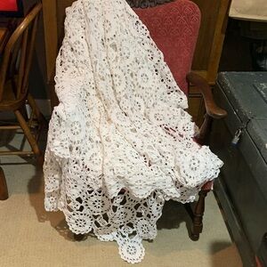 Hand crocheted Elegant White Crochet Lace Throw
Excellent condition.
